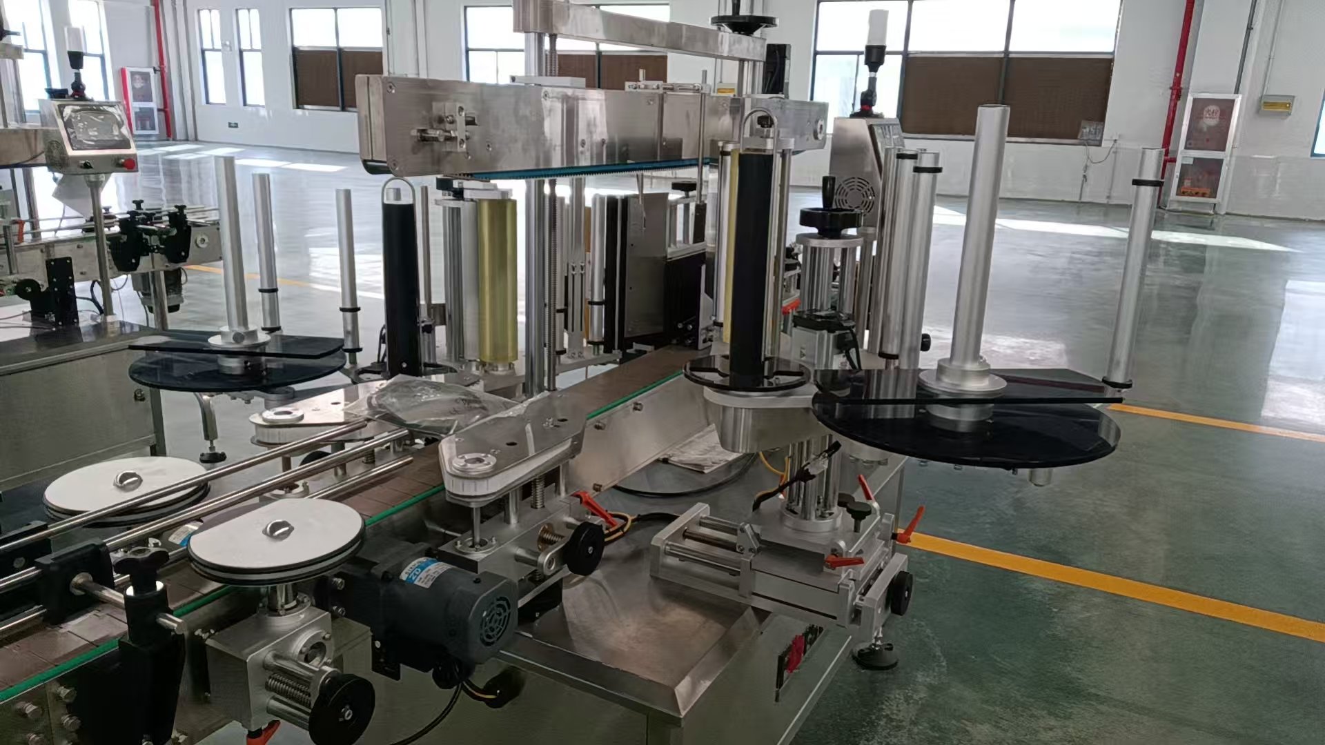 Round Bottle Self-adhesive Labeling Machine